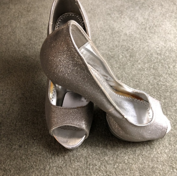 Silver Shoes - Picture 3 of 7